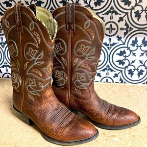 Ariat boots womens size 6.5, blue topstitching